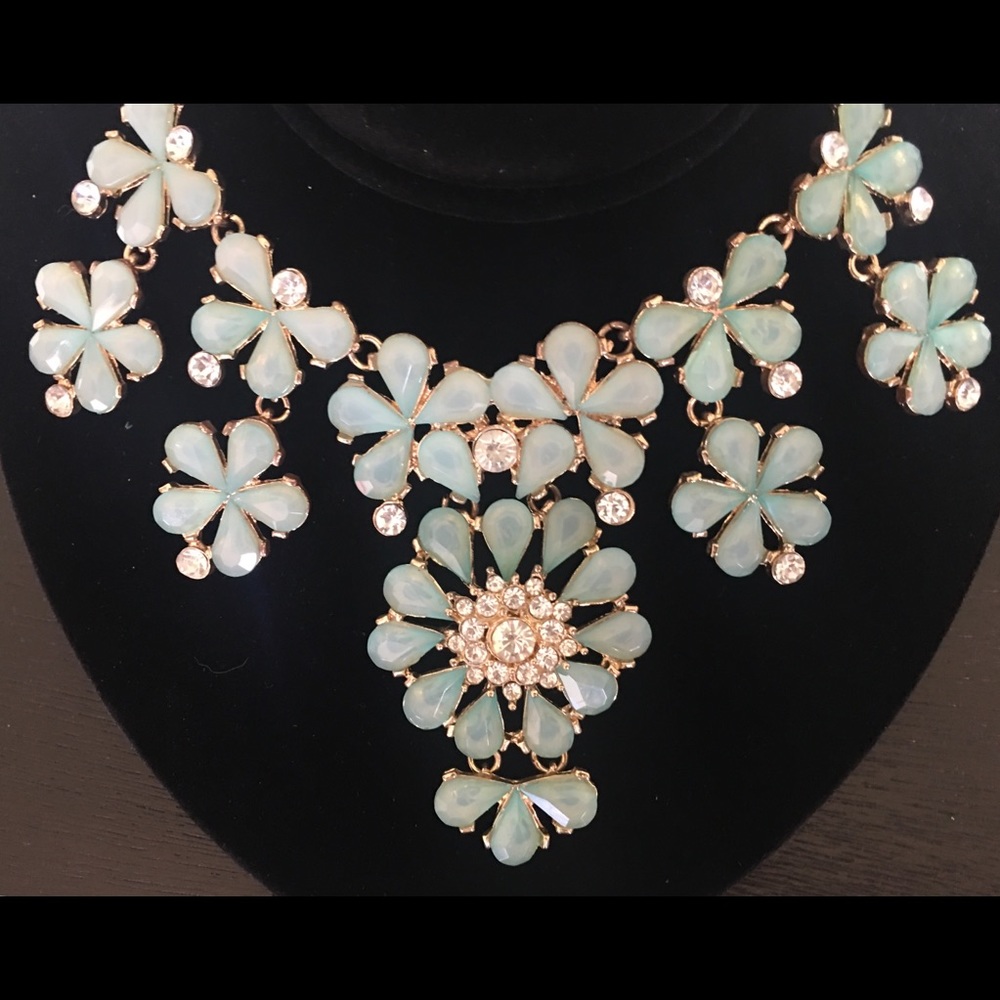 Gorgeous necklace and matching earrings